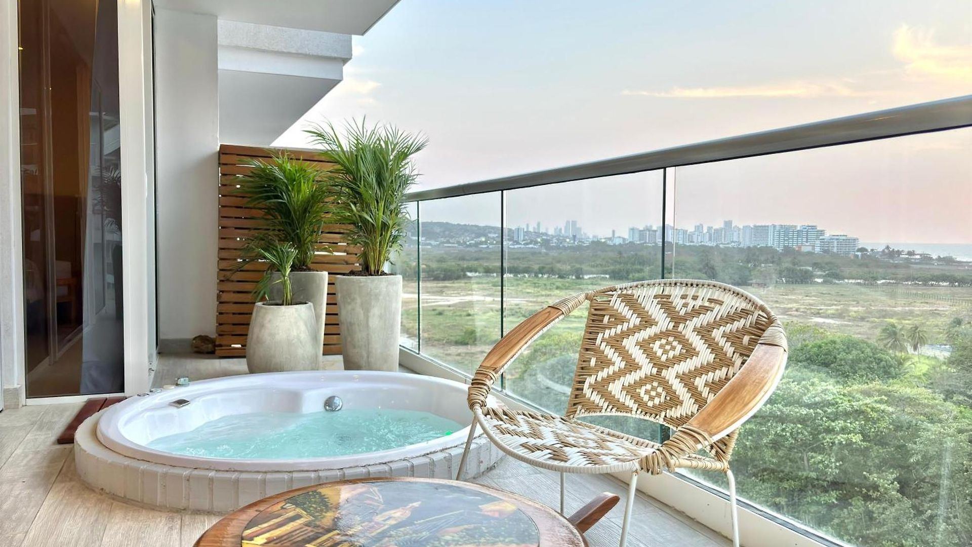 Caribbean Luxury 2br 2bth Gem With Sea Views, Hot Water And Private Jacuzzi On Balcony *