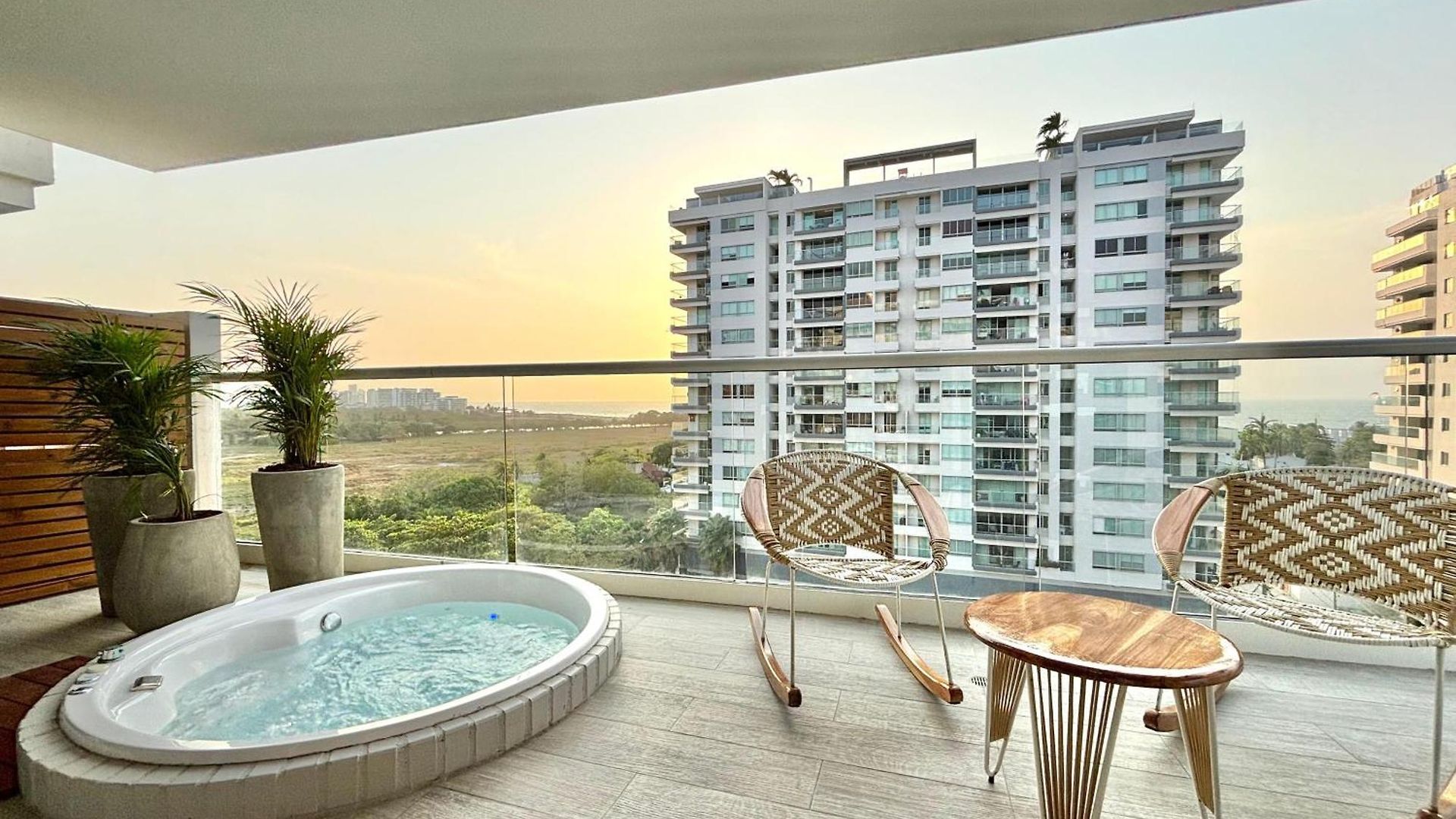 Caribbean Luxury 2br 2bth Gem With Sea Views, Hot Water And Private Jacuzzi On Balcony