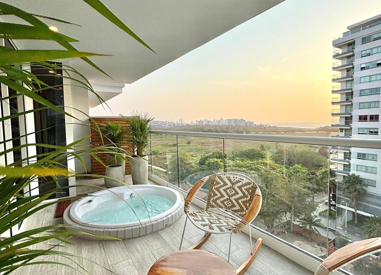 Caribbean Luxury 2br 2bth Gem With Sea Views, Hot Water And Private Jacuzzi On Balcony