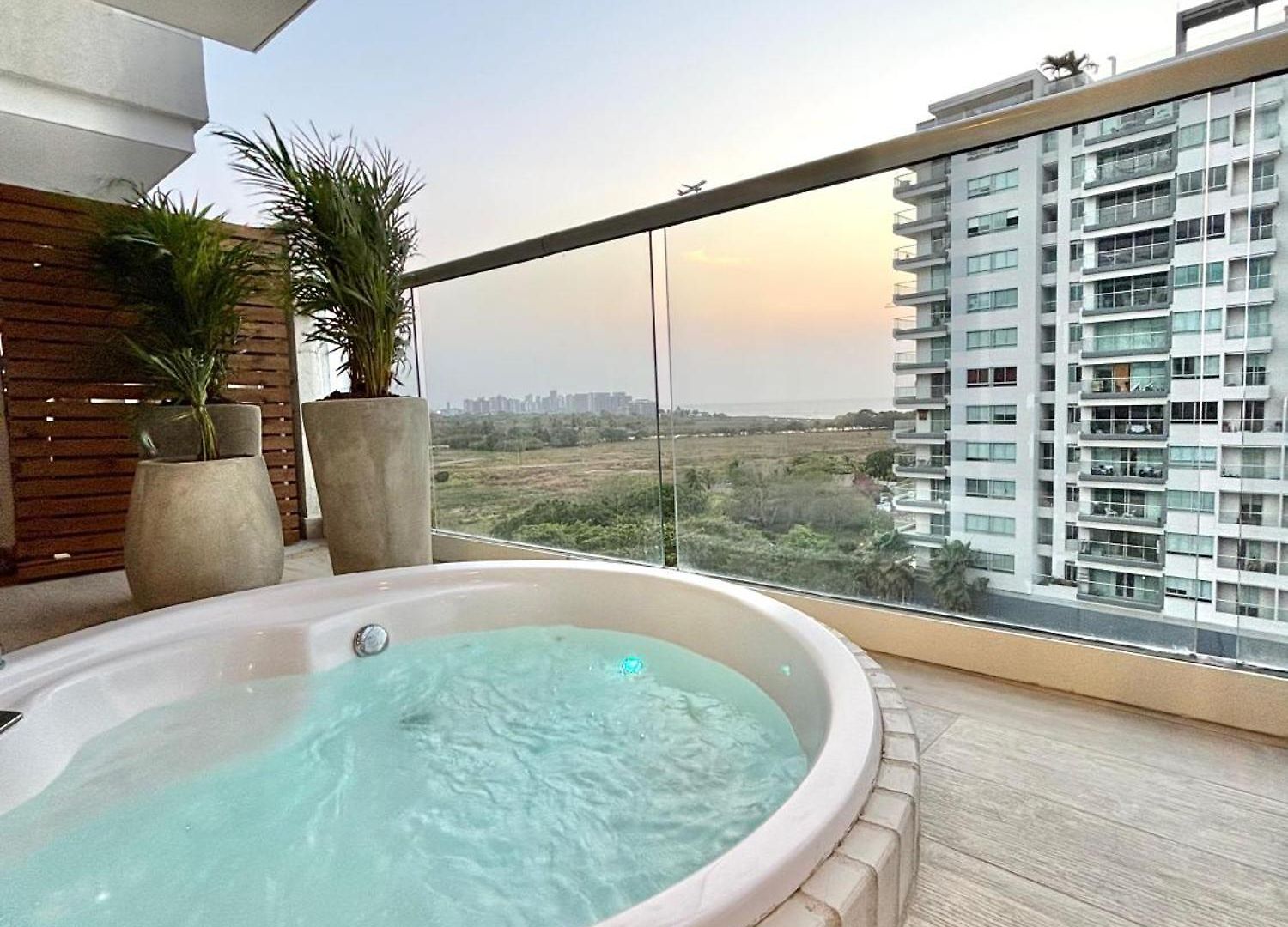 Caribbean Luxury 2br 2bth Gem With Sea Views, Hot Water And Private Jacuzzi On Balcony * Cartagena