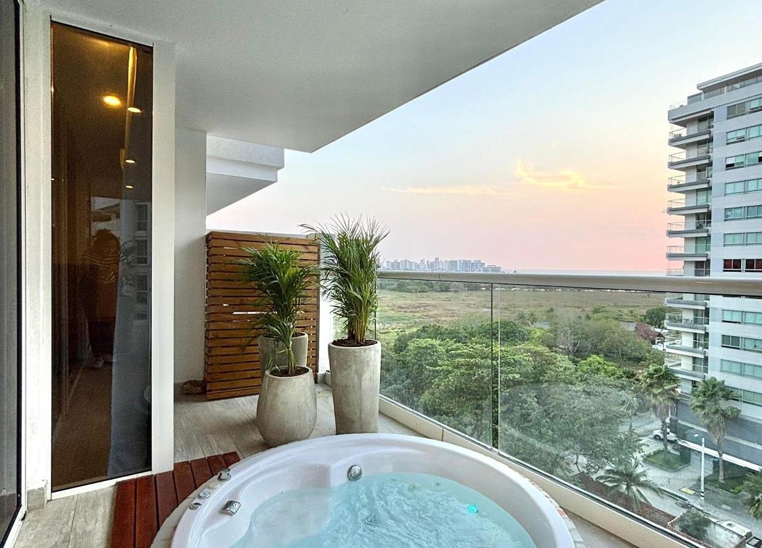 Caribbean Luxury 2br 2bth Gem With Sea Views, Hot Water And Private Jacuzzi On Balcony