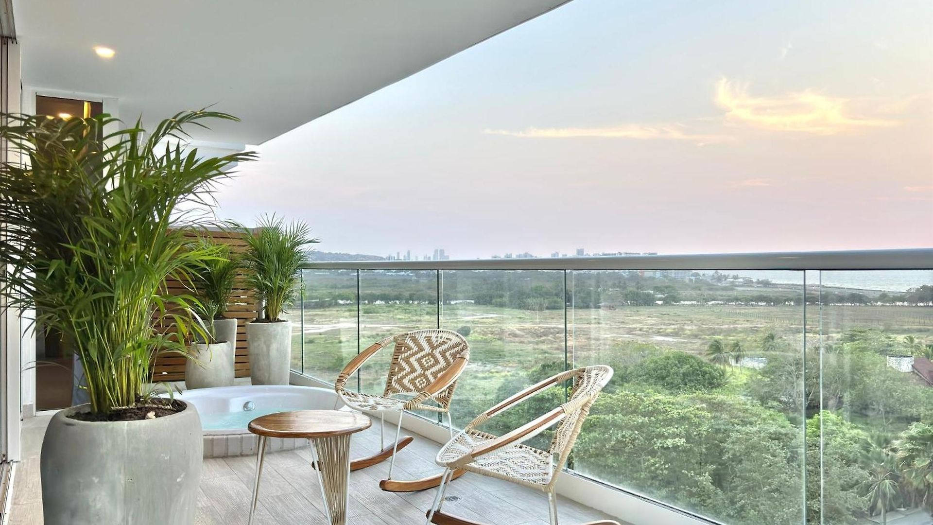 Caribbean Luxury 2br 2bth Gem With Sea Views, Hot Water And Private Jacuzzi On Balcony Apartamento