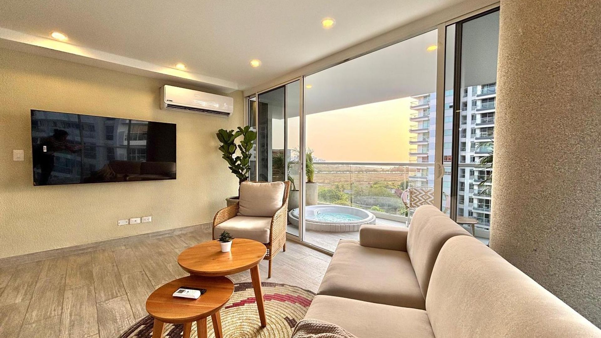 Caribbean Luxury 2br 2bth Gem With Sea Views, Hot Water And Private Jacuzzi On Balcony Cartagena