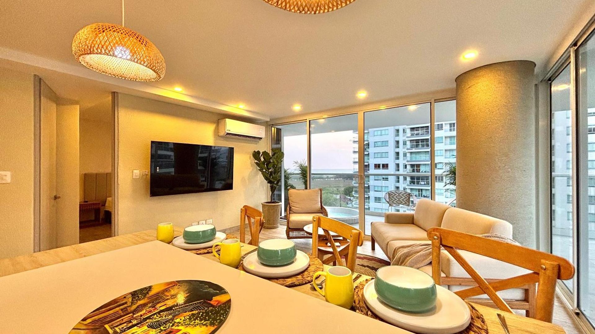 Caribbean Luxury 2br 2bth Gem With Sea Views, Hot Water And Private Jacuzzi On Balcony *