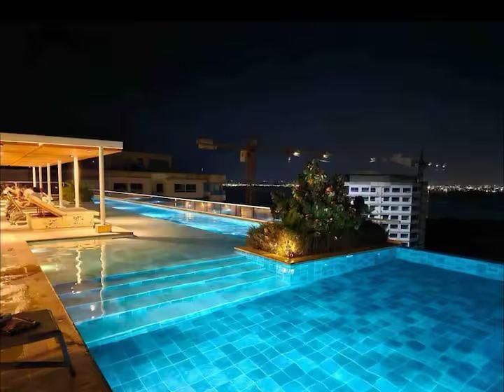 Caribbean Luxury 2br 2bth Gem With Sea Views, Hot Water And Private Jacuzzi On Balcony *