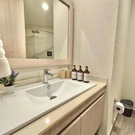 Caribbean Luxury 2br 2bth Gem With Sea Views, Hot Water And Private Jacuzzi On Balcony